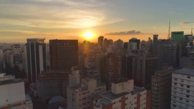 Sao Paulo, Brezilya - 3 Mayıs 2018: Havadan görünümü şehir merkezinin günbatımı, konut ve şehir yukarıdan iş binalar. 4 k'dan fazla vurdu casus uçak