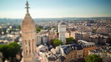 Paris timelapse Panoraması. Kutsal Kalp Bazilikası, Montmartre (Sacre-Coeur) en iyi manzara. Mavi bulutlu gökyüzü güneşli gün.
