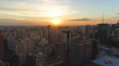 Sao Paulo, Brezilya - 3 Mayıs 2018: Havadan görünümü şehir merkezinin günbatımı, konut ve şehir yukarıdan iş binalar. 4 k'dan fazla vurdu casus uçak