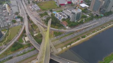 Havadan görünümü Octavio Frias de Oliveira Köprüsü, Sao Paulo, Brezilya en büyük şehirde bir dönüm noktası. 4 k'dan fazla vurdu casus uçak