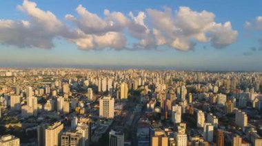 Sao Paulo, Brezilya - 3 Mayıs 2018: Havadan görünümü, şehir merkezine, konut ve iş binaları şehir yukarıdan. 4 k'dan fazla vurdu casus uçak
