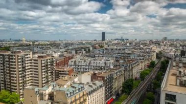 Paris, Fransa - 19 Haziran 2018: Timelapse yukarıdan bir şehir. Hızlı hareket. 4k vurdu 