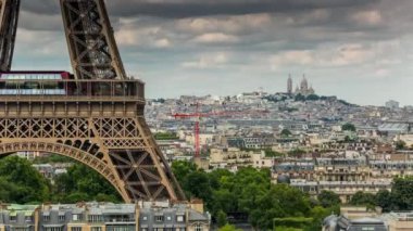 Paris, Fransa - 19 Haziran 2018: Eyfel Kulesi gün timelapse. Hızlı hareket. Güneşli gün bulutlu. 4k vurdu