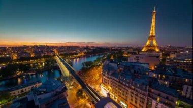 Paris, Fransa - 19 Haziran 2018: Eyfel Kulesi akşam günbatımı timelapse. Hızlı hareket. 4k vurdu