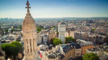 Paris timelapse Panoraması. Kutsal Kalp Bazilikası, Montmartre (Sacre-Coeur) en iyi manzara. Mavi bulutlu gökyüzü güneşli gün.