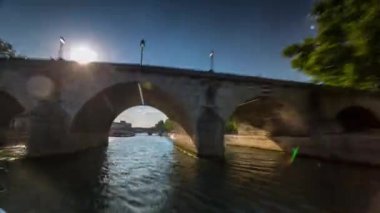 Paris, Fransa - 19 Haziran 2018: Timelapse görünümünden ünlü köprüler Seine Nehri güneşli yaz yelken tekne.