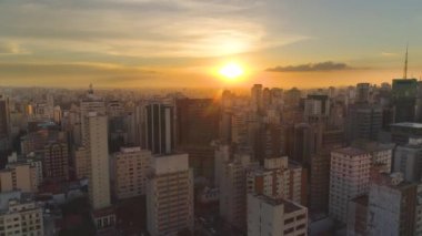 Sao Paulo, Brezilya - 3 Mayıs 2018: Havadan görünümü şehir merkezinin günbatımı, konut ve şehir yukarıdan iş binalar. 4 k'dan fazla vurdu casus uçak