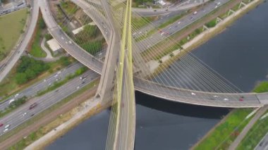 Havadan görünümü Octavio Frias de Oliveira Köprüsü, Sao Paulo, Brezilya en büyük şehirde bir dönüm noktası. 4 k'dan fazla vurdu casus uçak