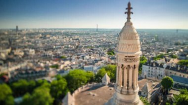 Paris timelapse Panoraması. Kutsal Kalp Bazilikası, Montmartre (Sacre-Coeur) en iyi manzara. Mavi bulutlu gökyüzü güneşli gün.