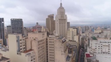 Sao Paulo, Brezilya - 3 Mayıs 2018: Banespa bina şehir bayrağı ile merkezi şehrin havadan görünümü. Landmark turistik yer. 4 k'dan fazla vurdu casus uçak