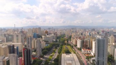 Sao Paulo, Brezilya - 3 Mayıs 2018: Havadan görünümü ünlü Paulista Avenue, konut ve iş binaları şehir yukarıdan. 4 k'dan fazla vurdu casus uçak