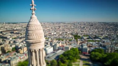 Paris timelapse Panoraması. Kutsal Kalp Bazilikası, Montmartre (Sacre-Coeur) en iyi manzara. Mavi bulutlu gökyüzü güneşli gün.