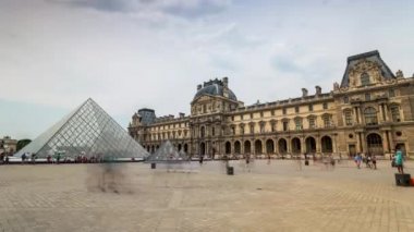 Paris, Fransa - 21 Mayıs 2018: Timelapse ünlü Müzesi Louvre kare, bulutlu gün 4 k piramitleri