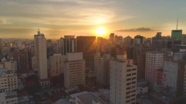 Sao Paulo, Brezilya - 3 Mayıs 2018: Havadan görünümü şehir merkezinin günbatımı, konut ve şehir yukarıdan iş binalar. 4 k'dan fazla vurdu casus uçak