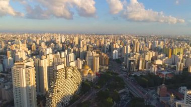 Sao Paulo, Brezilya - 3 Mayıs 2018: Havadan görünümü, şehir merkezine, konut ve iş binaları şehir yukarıdan. 4 k'dan fazla vurdu casus uçak
