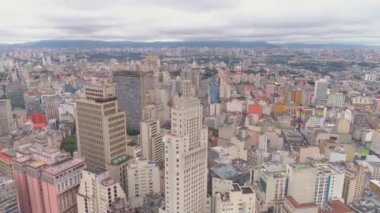 Sao Paulo, Brezilya - 3 Mayıs 2018: Banespa bina şehir bayrağı ile merkezi şehrin havadan görünümü. Landmark turistik yer. 4 k'dan fazla vurdu casus uçak