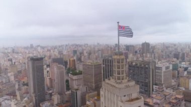 Sao Paulo, Brezilya - 3 Mayıs 2018: Banespa bina şehir bayrağı ile merkezi şehrin havadan görünümü. Landmark turistik yer. 4 k'dan fazla vurdu casus uçak
