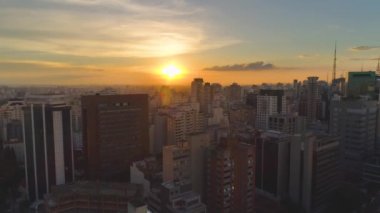 Sao Paulo, Brezilya - 3 Mayıs 2018: Havadan görünümü şehir merkezinin günbatımı, konut ve şehir yukarıdan iş binalar. 4 k'dan fazla vurdu casus uçak