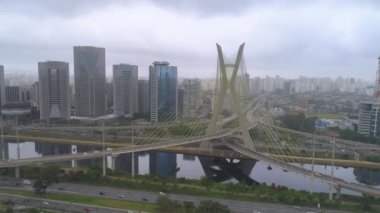 Havadan görünümü Octavio Frias de Oliveira Köprüsü, Sao Paulo, Brezilya en büyük şehirde bir dönüm noktası. 4 k'dan fazla vurdu casus uçak