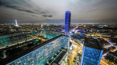 Paris, Fransa - 19 Haziran 2018: Timelapse yukarıdan bir şehrin gece. Hızlı hareket ve parlak ışıklar. 4k vurdu 