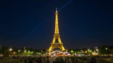 Paris, Fransa - 19 Haziran 2018: Eyfel Kulesi gece timelapse parlak ışıklar. Hızlı hareket. 4k vurdu