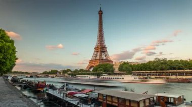 Paris, Fransa - 19 Haziran 2018: Eyfel Kulesi gün timelapse. Hızlı hareket. Güneşli gün bulutlu. 4k vurdu