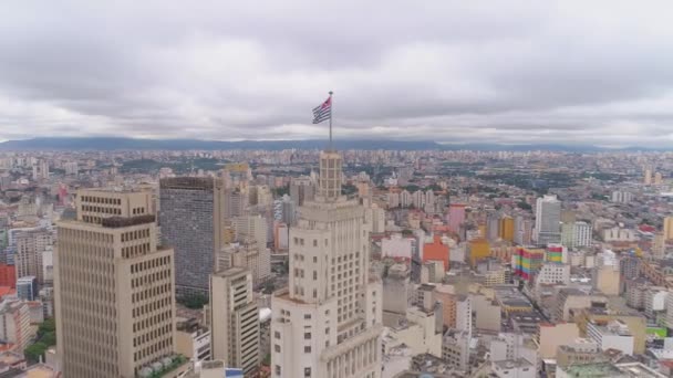 サンパウロ ブラジル 2018 市内の空撮は市の旗とバネスパ ビルディングを中心します 画期的な観光地 で撮影ドローン — ストック動画