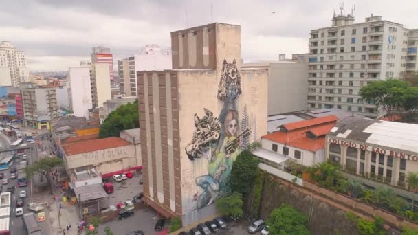 サンパウロ ブラジル 2018 市内中心部メール広場の空撮と上からダウンタウンのビジネス建築 住宅の壁の落書き で撮影ドローン — ストック動画