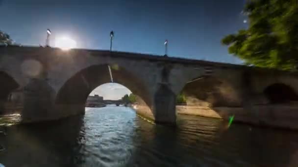 日当たりの良い夏に有名な橋でセーヌ川を航行する船からのパリ フランス 2018 タイムラプス ビュー — ストック動画