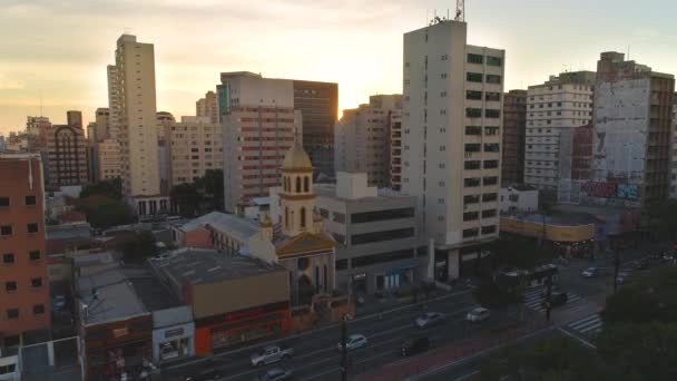 サンパウロ ブラジル 2018 市内中心部の日没 住宅と上からダウンタウンのビジネス建物の空中写真 で撮影ドローン — ストック動画