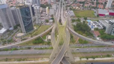 Havadan görünümü Octavio Frias de Oliveira Köprüsü, Sao Paulo, Brezilya en büyük şehirde bir dönüm noktası. 4 k'dan fazla vurdu casus uçak