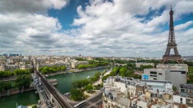 Paris, Fransa - 19 Haziran 2018: Eyfel Kulesi gün timelapse. Hızlı hareket. Güneşli gün bulutlu. 4k vurdu