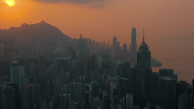 Hong Kong - Mayıs 2018: Victoria Peak, Victoria Harbour, Hong Kong şehir üzerinde bir günbatımı hava görünümünü. Sıkıca gökdelenler inşa.