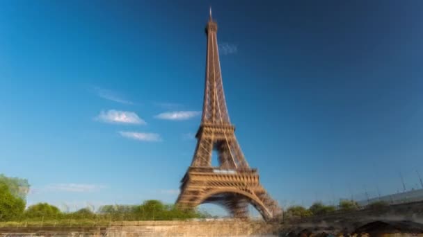 法国巴黎 2018年6月19日 埃菲尔铁塔白天经过时间 快速移动 阳光明媚的一天与云 — 图库视频影像