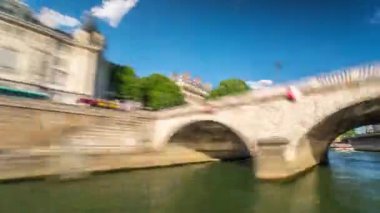 Paris, Fransa - 19 Haziran 2018: Timelapse görünümünden ünlü köprüler Seine Nehri güneşli yaz yelken tekne.