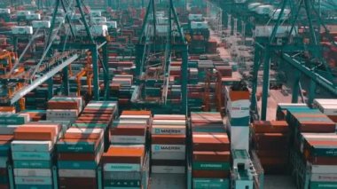 Hong Kong - 1 Mayıs 2018: Modern bağlantı noktası konteyner terminali hava görünümünü. İthalat ve ihracat, lojistik iş. Liman vinçleri ve büyük gemiler.