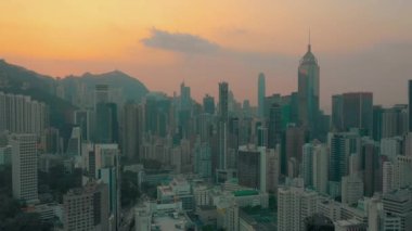 Hong Kong - Mayıs 2018: Victoria Peak, Victoria Harbour, Hong Kong şehir üzerinde bir günbatımı hava görünümünü. Sıkıca gökdelenler inşa.