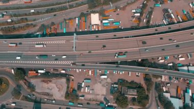 Hong Kong - 1 Mayıs 2018: Modern bağlantı noktası konteyner terminali hava görünümünü. İthalat ve ihracat, lojistik iş. Liman vinçleri ve büyük gemiler.
