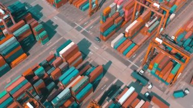 Hong Kong - 1 Mayıs 2018: Modern bağlantı noktası konteyner terminali hava görünümünü. İthalat ve ihracat, lojistik iş. Liman vinçleri ve büyük gemiler.
