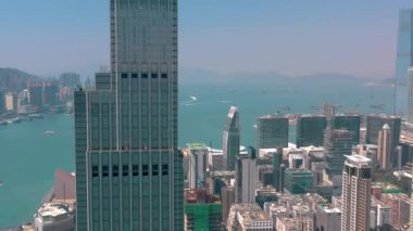 Hong Kong - Mayıs 2018: Victoria 4 k Kowloon bölgesinde taraftan güneşli gün, defne havadan görünümü. Rıhtımlar üzerinde gökdelenler