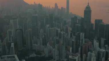 Hong Kong - Mayıs 2018: Victoria Peak, Victoria Harbour, Hong Kong şehir üzerinde bir günbatımı hava görünümünü. Sıkıca gökdelenler inşa.