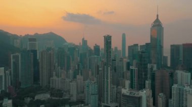 Hong Kong - Mayıs 2018: Victoria Peak, Victoria Harbour, Hong Kong şehir üzerinde bir günbatımı hava görünümünü. Sıkıca gökdelenler inşa.