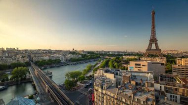 Paris, Fransa - 19 Haziran 2018: Eyfel Kulesi gün timelapse. Hızlı hareket. Güneşli gün bulutlu. 4k vurdu