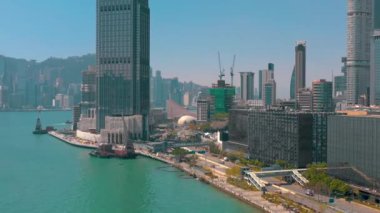 Hong Kong - Mayıs 2018: Victoria 4 k Kowloon bölgesinde taraftan güneşli gün, defne havadan görünümü. Rıhtımlar üzerinde gökdelenler
