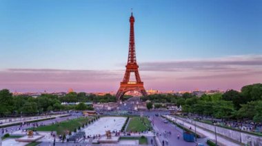 Paris, Fransa - 19 Haziran 2018: Eyfel Kulesi akşam günbatımı timelapse. Hızlı hareket 4k vurdu