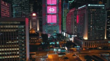 Hong Kong - Mayıs, 2018: Gece hava görünümünü Island city üzerinde merkezi şehir merkezinde, Victoria defne 4k