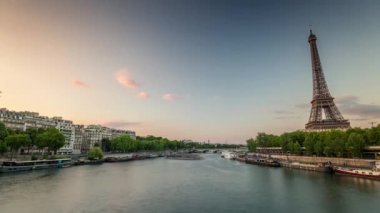 Paris, Fransa - 19 Haziran 2018: Eyfel Kulesi gün timelapse. Hızlı hareket. Güneşli gün bulutlu. 4k vurdu