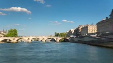 Paris, Fransa - 19 Haziran 2018: Timelapse görünümünden ünlü köprüler Seine Nehri güneşli yaz yelken tekne.
