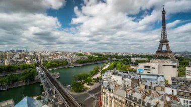 Paris, Fransa - 19 Haziran 2018: Eyfel Kulesi gün timelapse. Hızlı hareket. Güneşli gün bulutlu. 4k vurdu