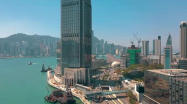 Hong Kong - Mayıs 2018: Victoria 4 k Kowloon bölgesinde taraftan Körfez hava görünümünü. Rıhtımlar üzerinde gökdelenler.